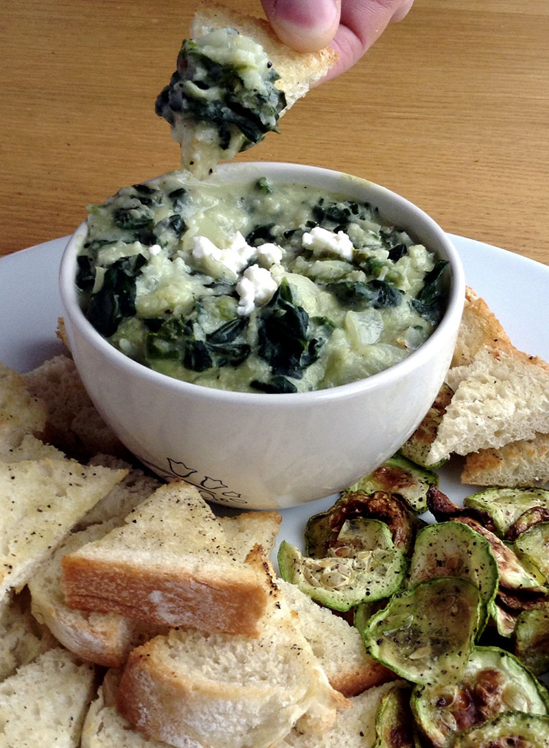 Spinach-dip-with-toast-and-zucchini