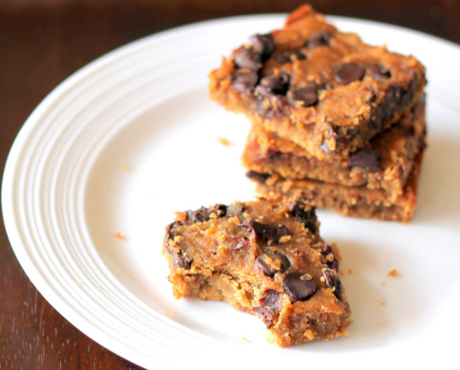 Clean Eating Healthy Desserts: Flourless Chocolate Chip Chickpea Blondies